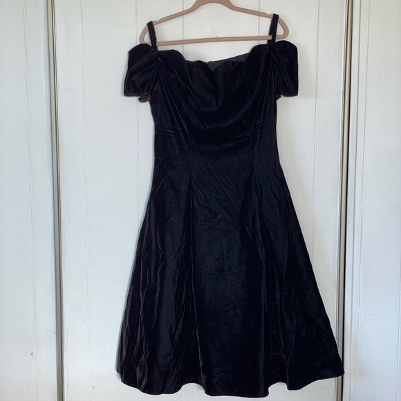 Black velvet petal scalloped neckline off the shoulder dress vintage retro - Picture 5 of 8